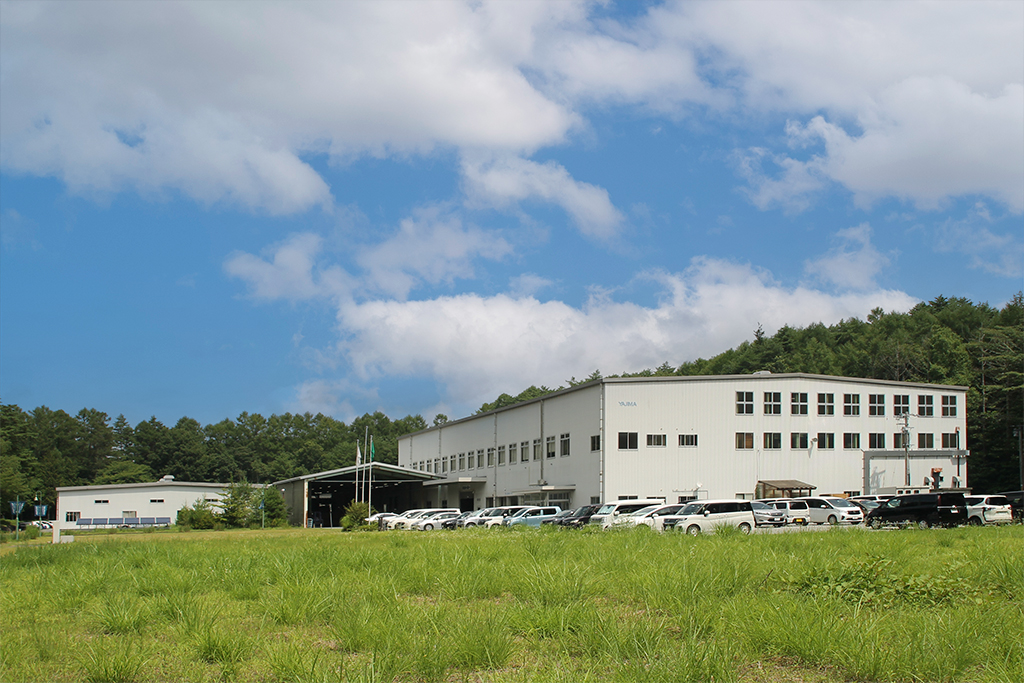 八ヶ岳の麓の豊かな自然に囲まれた広大な敷地内で、キッチンをはじめとする住宅設備品の製造を自社で行いお客さまのもとへ配送しています。